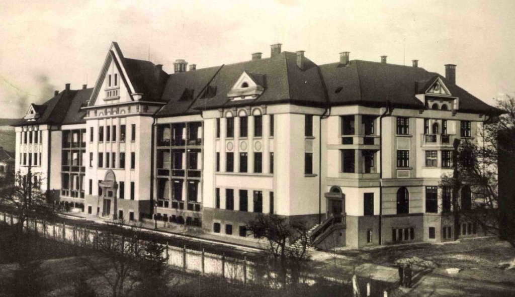 Historická fotografia budovy školy z roku 1876